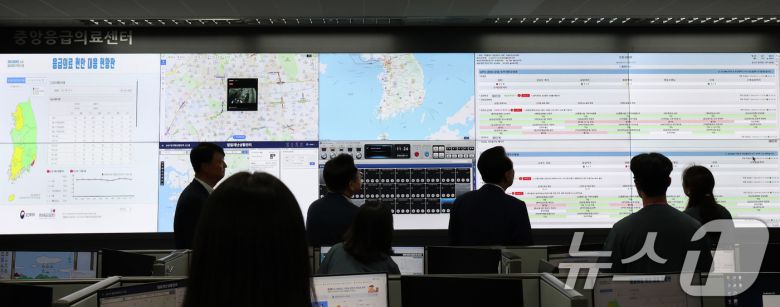 윤석열 대통령이 13일 서울 중구 국립중앙의료원을 방문, 중앙응급의료상황실에서 김성중 중앙응급의료센터장으로부터 응급 의료 상황에 대한 설명을 듣고 있다. (대통령실 제공) 2024.9.13/뉴스1 ⓒ News1 송원영 기자