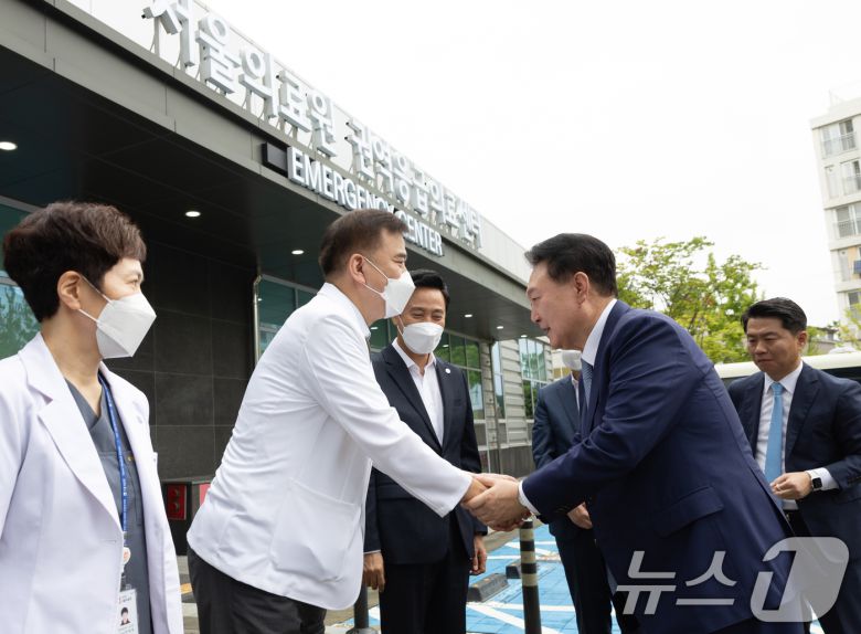 윤석열 대통령이 13일 서울 중랑구 서울의료원을 방문, 이현석 서울의료원장과 인사를 나누고 있다. (대통령실 제공) 2024.9.13/뉴스1 ⓒ News1 송원영 기자