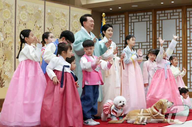 윤석열 대통령과 부인 김건희 여사가 다문화가정 어린이들과 함께 한가위 명절 인사를 전했다고 대통령실이 13일 밝혔다. 이번 한가위 영상은 지난 8일 대통령실 2층 자유홀에서 1시간에 걸쳐 촬영됐다. 대통령 부부는 반려견 '새롬이'와 '써니'를 데리고 입장하며 어린이들에게 인사를 건넸고, 어린이들, 반려견들과 다 함께 화기애애한 분위기 속에서 촬영에 임했다고 대통령실이 밝혔다. (대통령실 제공) 2024.9.13/뉴스1 ⓒ News1 송원영 기자