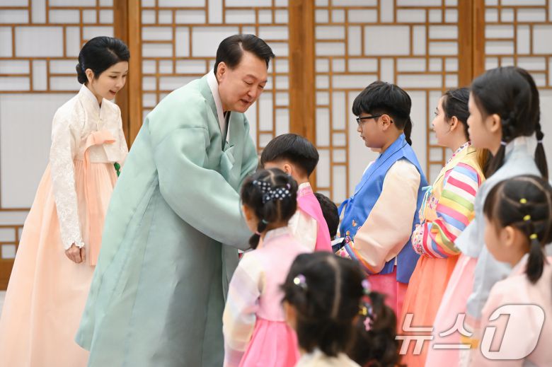 윤석열 대통령과 부인 김건희 여사가 다문화가정 어린이들과 함께 한가위 명절 인사를 촬영했다고 대통령실이 13일 밝혔다. (대통령실 제공) 2024.9.13/뉴스1 ⓒ News1 송원영 기자