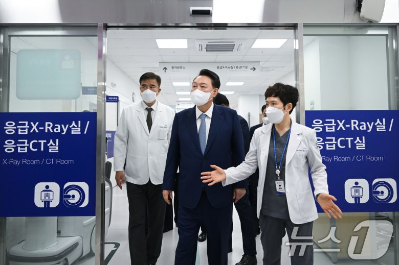 윤석열 대통령이 13일 서울 중랑구 서울의료원을 방문, 응급실을 살펴보고 있다. (대통령실 제공) 2024.9.13/뉴스1 ⓒ News1 송원영 기자