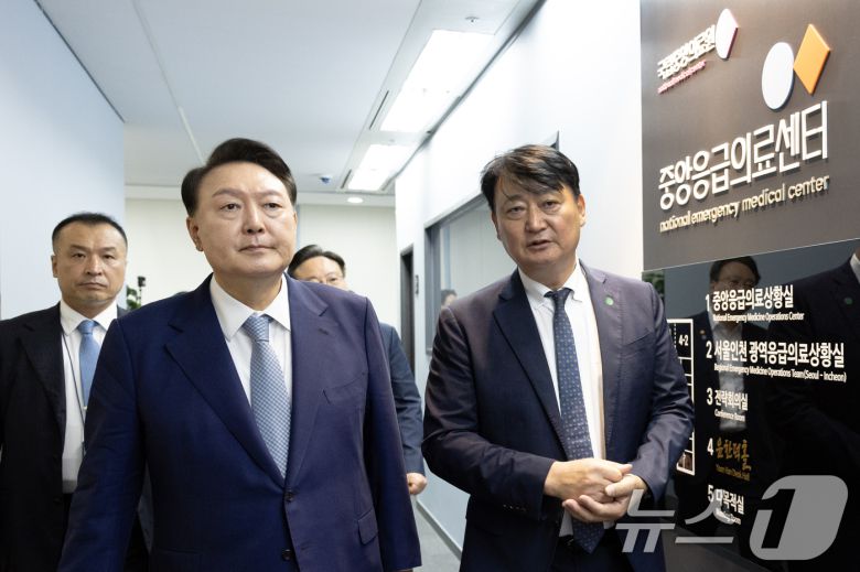 윤석열 대통령이 13일 서울 중구 국립중앙의료원을 방문, 중앙응급의료센터에서 김성중 중앙응급의료센터장으로부터 응급 의료 상황에 대한 설명을 듣고 있다. (대통령실 제공) 2024.9.13/뉴스1 ⓒ News1 송원영 기자