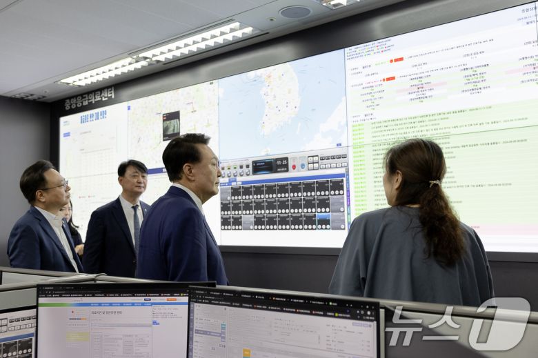 윤석열 대통령이 13일 서울 중구 국립중앙의료원을 방문, 중앙응급의료상황실에서 응급 의료 현황 및 대응에 관한 점검을 하고 있다. (대통령실 제공) 2024.9.13/뉴스1 ⓒ News1 송원영 기자