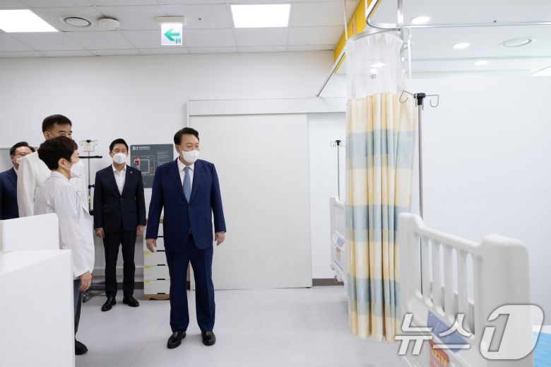 윤석열 대통령이 13일 서울 중랑구 서울의료원 권역응급의료센터를 찾아 센터 내부를 살피고 있다.(대통령실 제공) 2024.9.13/뉴스1 ⓒ News1 송원영 기자