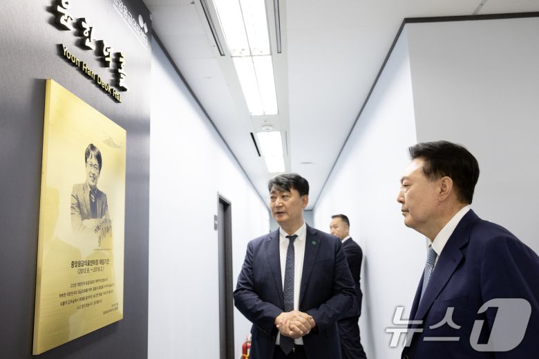 윤석열 대통령이 13일 서울 중구 국립중앙의료원을 방문해 윤한덕홀을 살펴보고 있다. (대통령실 제공) 2024.9.13/뉴스1 ⓒ News1 송원영 기자