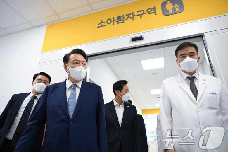 윤석열 대통령이 13일 서울 중랑구 서울의료원을 방문, 소아환자구역을 살펴보고 있다. (대통령실 제공) 2024.9.13/뉴스1 ⓒ News1 송원영 기자