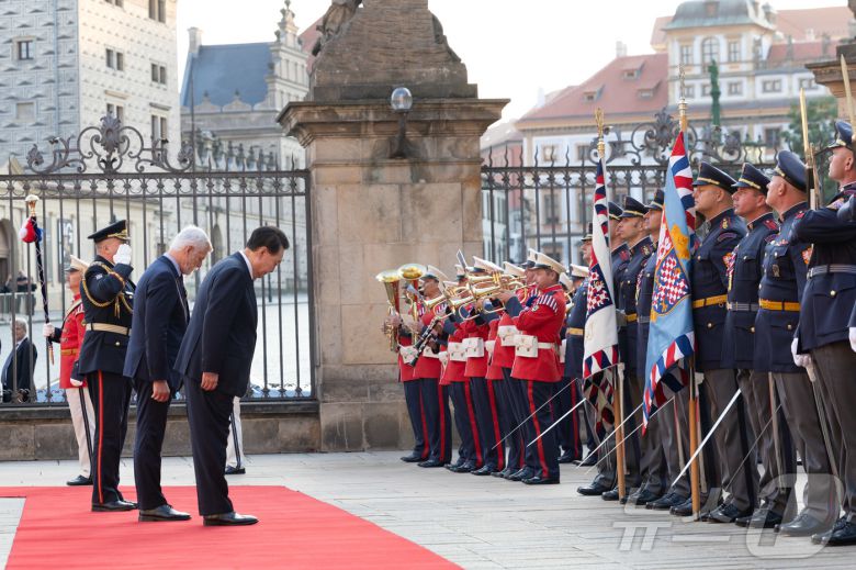 윤석열 대통령이 19일(현지시간) 체코 프라하성 제1광장에서 열린 공식환영식에서 페트르 파벨 체코 대통령과 의장대를 사열하며 목례하고 있다. (대통령실 제공) 2024.9.20/뉴스1 ⓒ News1 송원영 기자