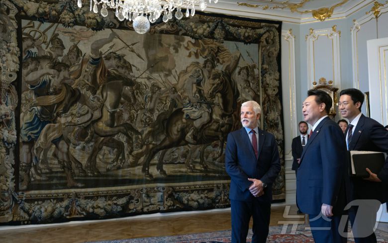 윤석열 대통령이 19일(현지시간) 체코 프라하성에서 공식환영식을 마치고 페트르 파벨 체코 대통령과 환담을 하고 있다. (대통령실 제공) 2024.9.20/뉴스1 ⓒ News1 송원영 기자