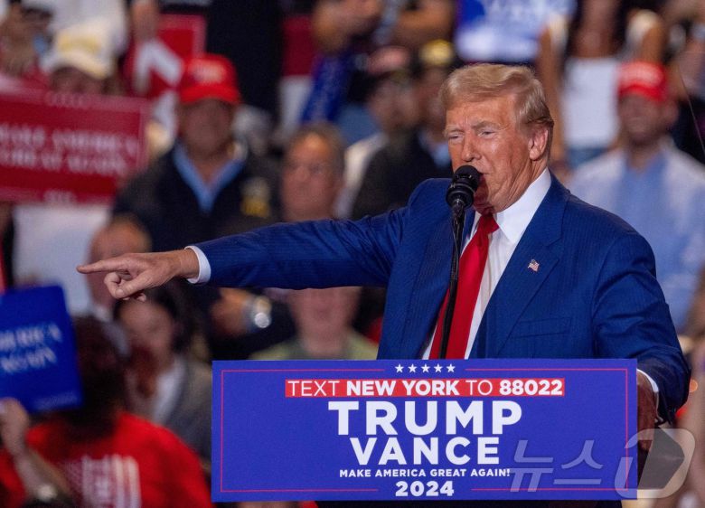 미국 공화당 대통령 후보인 도널드 트럼프 전 대통령이 지난 18일(현지시간) 뉴욕주 유니언데일에서 선거 유세를 갖고 “2차례의 암살 시도에서 자신을 살린 것은 하나님이었음이 틀림없다”고 말하고 있다. 2024.09.19 ⓒ AFP=뉴스1 ⓒ News1 우동명 기자