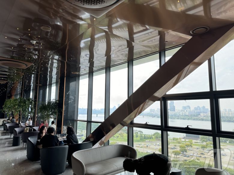 원베일리 내부에 위치한 스카이 커뮤니티 전경 2024.9.19/뉴스1