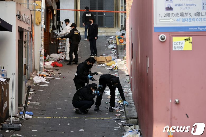 31일 오후 서울 용산구 이태원에서 국립과학수사연구원과 경찰 등 수사관들이 '이태원 핼러윈 압사 참사' 현장감식을 벌이고 있다. 2022.10.31/뉴스1 ⓒ News1 구윤성 기자