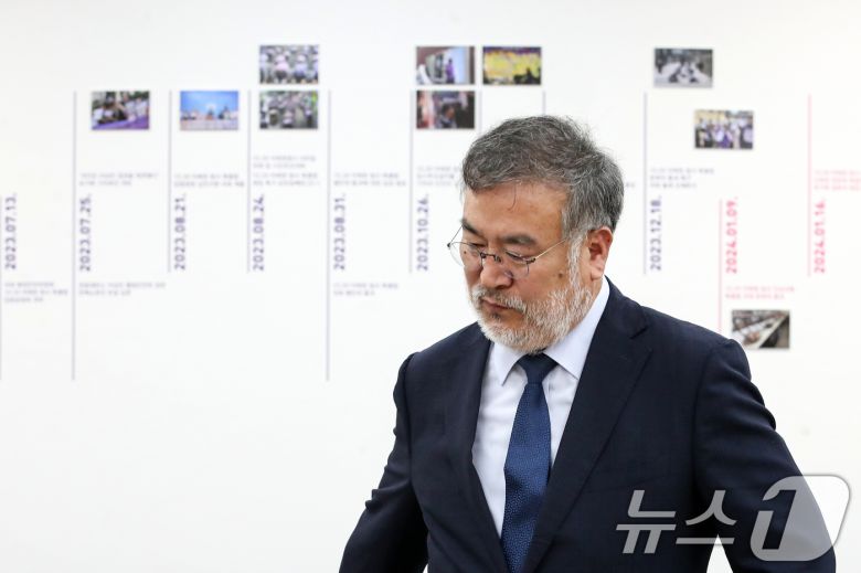 송기춘 이태원 참사 진상규명 특별조사위원장이 23일 오전 서울 중구 부림빌딩 내 마련된 이태원 참사 기억·소통공간 '별들의 집'에서 열린 유가족협의회와의 간담회에 참석하고 있다. 2024.9.23/뉴스1 ⓒ News1 이승배 기자