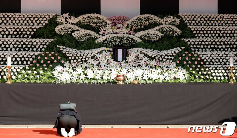 31일 서울 중구 서울광장에 마련된 이태원 참사 희생자를 위한 합동분향소를 찾은 한 시민이 헌화를 마친 뒤 절 하고 있다. (공동취재) 2022.10.31/뉴스1 ⓒ News1 박지혜 기자