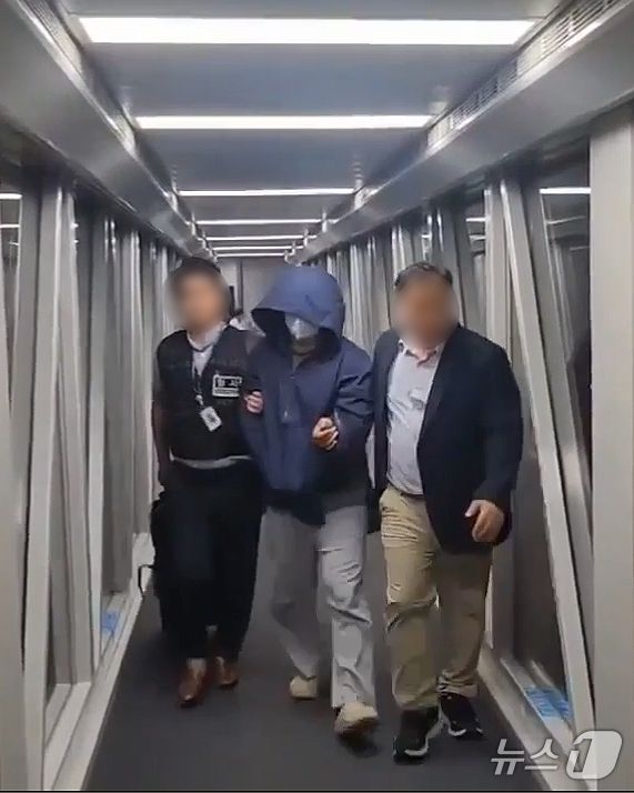 태국 파타야 드럼통 살인사건 피의자 3명 중 1명인 A 씨(39)가 24일 오전 인천국제공항을 통해 강제송환 되고 있다. A 씨는 지난 5월 3일 일당 2명과 태국 방콕의 클럽에서 한국인 남성 관광객 B 씨(34·남)를 렌터카에 태워 파타야로 납치한 뒤 살해하고 다음 날 밤 대형 플라스틱 통에 시멘트와 함께 넣어 인근 저수지에 유기한 혐의를 받는다. (경찰청 제공) 2024.9.24/뉴스1