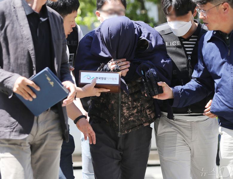 태국 파타야에서 공범들과 한국 관광객을 납치 살해한 뒤 시신을 유기한 혐의를 받는 20대 피의자 A씨가 15일 오후 경남 창원 성산구 창원지방법원에서 열린 구속 전 피의자 심문(영장실질심사)에 출석하고 있다. 2024.5.15/뉴스1 ⓒ News1 윤일지 기자