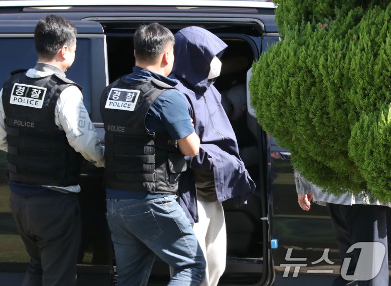태국 파타야 드럼통 살인사건 피의자 3명 중 1명인 A 씨(39)가 24일 베트남에서 국내로 강제 송환된 후 경찰 조사를 받기 위해 경남 창원 성산구 경남경찰청 형사기동대로 이동하고 있다. A 씨는 지난 5월 3일 일당 2명과 태국 방콕의 클럽에서 한국인 남성 관광객 B 씨(34·남)를 렌터카에 태워 파타야로 납치한 뒤 살해하고 다음 날 밤 대형 플라스틱 통에 시멘트와 함께 넣어 인근 저수지에 유기한 혐의를 받는다. 2024.9.24/뉴스1 ⓒ News1 윤일지 기자