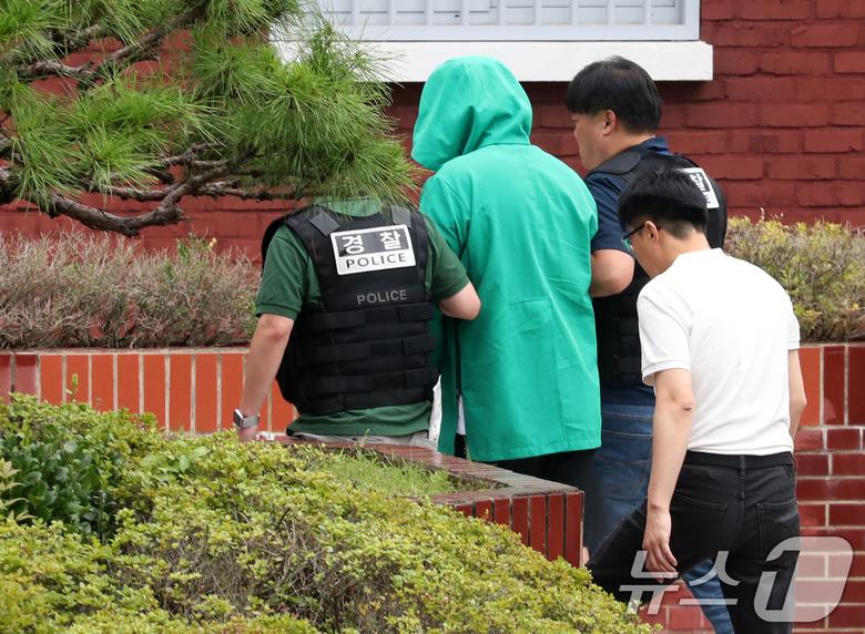 태국 파타야에서 공범 2명과 함께 한국인 관광객을 납치 살해한 혐의를 받는 피의자 A 씨(27)가 조사를 위해 경남 창원시 성산구 경남경찰청 형사기동대로 이동하고 있다. A 씨는 이날 캄보디아 프놈펜에서 인천국제공항을 통해 국내로 강제 송환됐다. 캄보디아에서 붙잡힌 지 58일 만이다. 2024.7.10/뉴스1 ⓒ News1 윤일지 기자