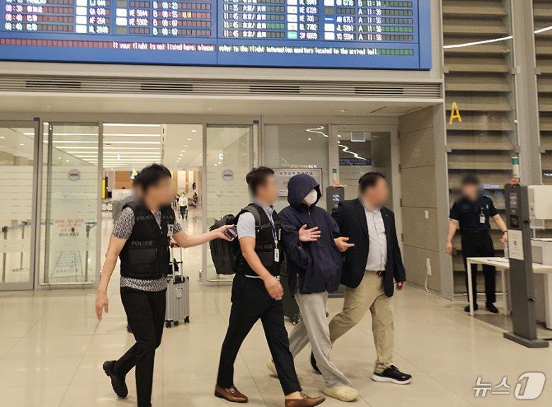 태국 파타야 드럼통 살인사건 피의자 3명 중 1명인 A 씨(39)가 24일 오전 인천국제공항을 통해 강제송환 되고 있다. A 씨는 지난 5월 3일 일당 2명과 태국 방콕의 클럽에서 한국인 남성 관광객 B 씨(34·남)를 렌터카에 태워 파타야로 납치한 뒤 살해하고 다음 날 밤 대형 플라스틱 통에 시멘트와 함께 넣어 인근 저수지에 유기한 혐의를 받는다. (경찰청 제공) 2024.9.24/뉴스1