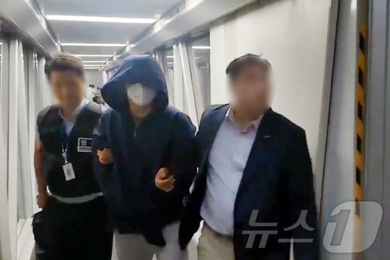 태국 파타야 드럼통 살인사건 피의자 3명 중 1명인 A 씨(39)가 24일 오전 인천국제공항을 통해 강제송환 되고 있다. A 씨는 지난 5월 3일 일당 2명과 태국 방콕의 클럽에서 한국인 남성 관광객 B 씨(34·남)를 렌터카에 태워 파타야로 납치한 뒤 살해하고 다음 날 밤 대형 플라스틱 통에 시멘트와 함께 넣어 인근 저수지에 유기한 혐의를 받는다. (경찰청 제공) 2024.9.24/뉴스1