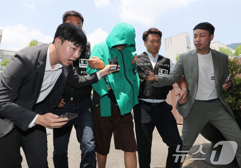 태국 파타야에서 공범 2명과 함께 한국인 관광객을 납치 살해한 혐의를 받는 피의자 A 씨(27)가 12일 오후 경남 창원 성산구 창원지방법원에서 열린 구속 전 피의자 심문(영장실질심사)에 출석하고 있다. 2024.7.12/뉴스1 ⓒ News1 윤일지 기자