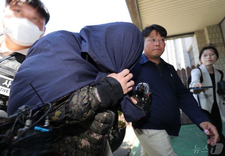 태국 파타야에서 공범들과 한국 관광객을 납치 살해한 뒤 시신을 유기한 혐의를 받는 20대 피의자 A씨가 15일 오후 경남 창원 성산구 창원지방법원에서 열린 구속 전 피의자 심문(영장실질심사)에 출석하고 있다. 2024.5.15/뉴스1 ⓒ News1 윤일지 기자