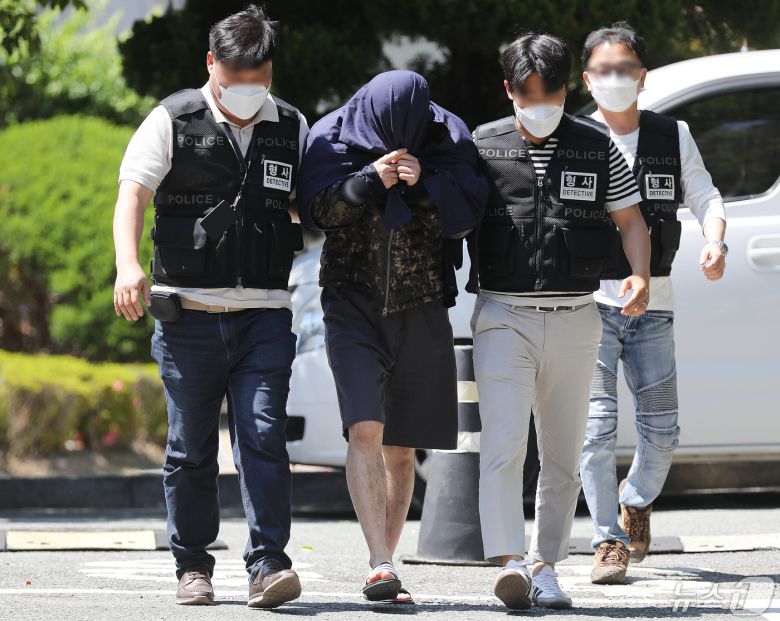 태국 파타야에서 공범들과 한국 관광객을 납치 살해한 뒤 시신을 유기한 혐의를 받는 20대 피의자 A씨가 15일 오후 경남 창원 성산구 창원지방법원에서 열린 구속 전 피의자 심문(영장실질심사)에 출석하고 있다. 2024.5.15/뉴스1 ⓒ News1 윤일지 기자