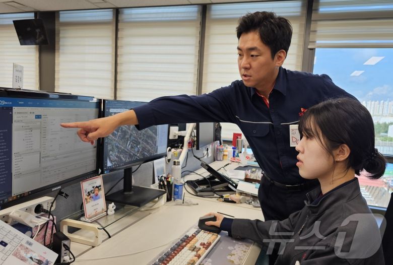 SK에너지 구성원이 SK이노베이션에서 자체개발한 설비자산관리 시스템 '오션허브'(OCEAN-H)를 활용해 회의를 하고 있다.(SK이노베이션 제공)