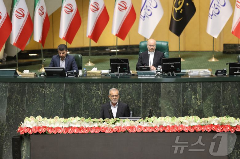 마수드 페제시키안 이란 대통령이 30일(현지시간) 수도 테헤란의 의회에서 취임 선서를 하고 있다. 2024.7.30 ⓒ 로이터=뉴스1 ⓒ News1 강민경 기자