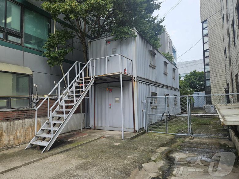 서울 도봉세무서에 설치된 임시가설물(김영진 의원실 제공). 2024.9.27/뉴스1