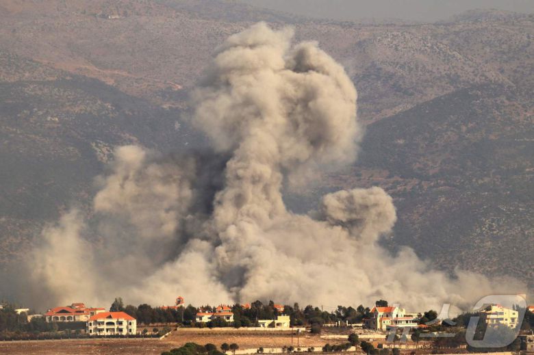 28일 (현지시간) 레바논 남부 키암에서 이스라엘 군의 공습을 받아 연기가 솟아 오르고 있다. 2024.09.29 ⓒ AFP=뉴스1 ⓒ News1 우동명 기자