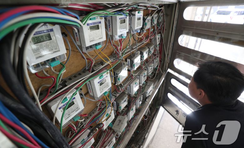 한국전력공사가 4분기(10~12월) 전기요금 동결을 발표한 9월 23일 경기 수원시의 다세대주택에서 한 시민이 전기 계량기를 살펴보고 있다.ⓒ News1 김영운 기자