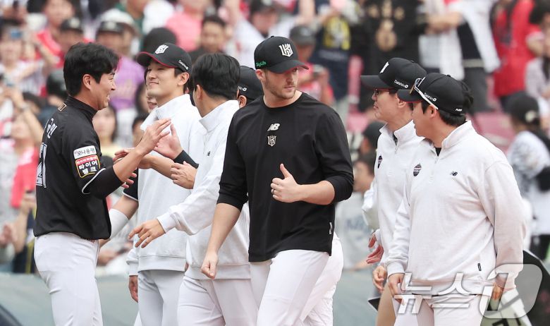 KT 이강철 감독이 3일 오후 서울 송파구 잠실야구장에서 열린 프로야구 '2024 신한 SOL 뱅크 KBO리그' KT 위즈와 두산 베어스의 포스트시즌 와일드카드 결정전 2차전에서 1-0으로 승리를 거두며 준플레이오프 진출에 성공한 후 벤자민과 대화하고 있다. 2024.10.3/뉴스1 ⓒ News1 김성진 기자