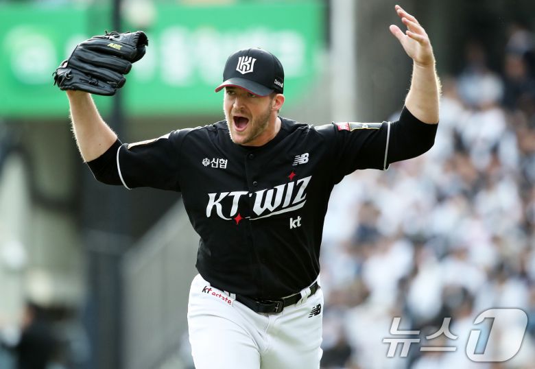 3일 오후 서울 송파구 잠실야구장에서 열린 프로야구 '2024 신한 SOL 뱅크 KBO리그' KT 위즈와 두산 베어스의 포스트시즌 와일드카드 결정전 2차전, KT 선발투수 벤자민이 1-0으로 앞선 6회말 두산 공격을 무실점으로 막아낸 후 포효하고 있다. 2024.10.3/뉴스1 ⓒ News1 오대일 기자