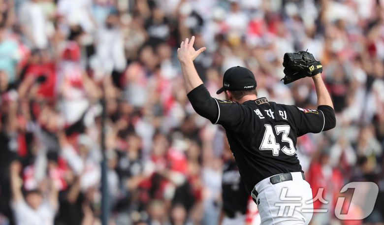 3일 오후 서울 송파구 잠실야구장에서 열린 프로야구 '2024 신한 SOL 뱅크 KBO리그' KT 위즈와 두산 베어스의 포스트시즌 와일드카드 결정전 2차전, KT 선발 벤자민이 7회말까지 무실점 역투를 펼친 후 관중석을 향해 포효하고 있다. 2024.10.3/뉴스1 ⓒ News1 김성진 기자