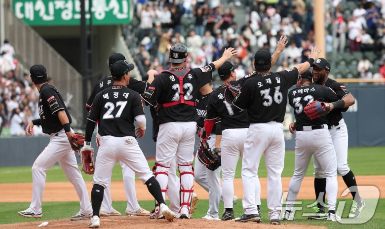 KT 위즈 선수들이 3일 오후 서울 송파구 잠실야구장에서 열린 프로야구 '2024 신한 SOL 뱅크 KBO리그' KT 위즈와 두산 베어스의 포스트시즌 와일드카드 결정전 2차전에서 1-0으로 승리를 거두며 준플레이오프 진출에 성공한 후 기뻐하고 있다. 2024.10.3/뉴스1 ⓒ News1 김성진 기자