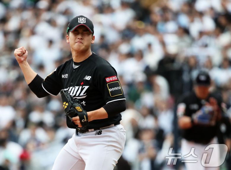 3일 오후 서울 송파구 잠실야구장에서 열린 프로야구 '2024 신한 SOL 뱅크 KBO리그' KT 위즈와 두산 베어스의 포스트시즌 와일드카드 결정전 2차전, 9회말 구원 등판한 KT 마무리 투수 박영현이 마지막 타자를 잡아낸 후 기뻐하고 있다. 2024.10.3/뉴스1 ⓒ News1 오대일 기자