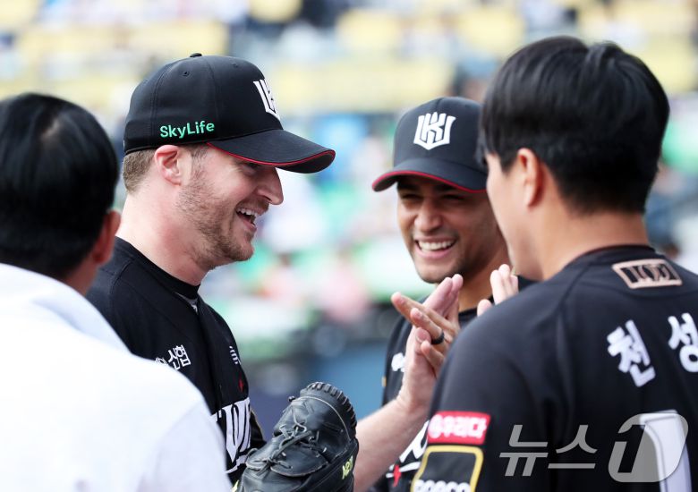 3일 오후 서울 송파구 잠실야구장에서 열린 프로야구 '2024 신한 SOL 뱅크 KBO리그' KT 위즈와 두산 베어스의 포스트시즌 와일드카드 결정전 2차전, 6회말 두산 공격을 무실점으로 막아낸 KT 선발 벤자민이 전날 승리투수 쿠에바스의 축하를 받고 있다. 2024.10.3/뉴스1 ⓒ News1 오대일 기자