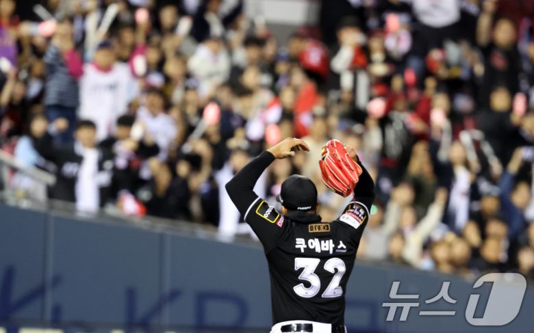 2일 오후 서울 송파구 잠실야구장에서 열린 프로야구 '2024 신한 SOL 뱅크 KBO리그' KT 위즈와 두산 베어스의 포스트시즌(PS) 와일드카드 결정전 1차전 6회말 두산공격 2사 1,3루 상황, KT 투수 쿠에바스가 삼진으로 마무리짓고 관중들과 환호하고 있다. 2024.10.2/뉴스1 ⓒ News1 김명섭 기자