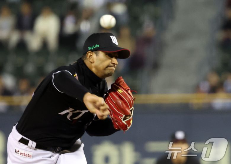 2일 오후 서울 송파구 잠실야구장에서 열린 프로야구 '2024 신한 SOL 뱅크 KBO리그' KT 위즈와 두산 베어스의 포스트시즌(PS) 와일드카드 결정전 1차전, 1회말 KT 선발 쿠에바스가 역투하고 있다. 2024.10.2/뉴스1 ⓒ News1 김명섭 기자