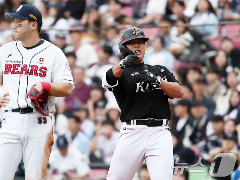 3일 오후 서울 송파구 잠실야구장에서 열린 프로야구 '2024 신한 SOL 뱅크 KBO리그' KT 위즈와 두산 베어스의 포스트시즌 와일드카드 결정전 2차전, 0-0으로 팽팽히 맞선 6회초 KT 공격 1사 3루 상황에서 강백호가 1타점 적시타를 터트린 후 어퍼컷 세리머니를 하고 있다. 2024.10.3/뉴스1 ⓒ News1 오대일 기자