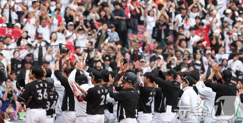KT 위즈 선수들이 3일 오후 서울 송파구 잠실야구장에서 열린 프로야구 '2024 신한 SOL 뱅크 KBO리그' KT 위즈와 두산 베어스의 포스트시즌 와일드카드 결정전 2차전에서 1-0으로 승리를 거두며 준플레이오프 진출에 성공한 후 관중들을 향해 인사하고 있다. 2024.10.3/뉴스1 ⓒ News1 김성진 기자