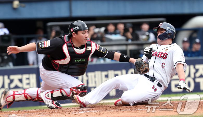 3일 오후 서울 송파구 잠실야구장에서 열린 프로야구 '2024 신한 SOL 뱅크 KBO리그' KT 위즈와 두산 베어스의 포스트시즌 와일드카드 결정전 2차전, KT 장성우가 5회말 1사 2루 두산 허경민의 안타 때 홈으로 쇄도하는 양석환을 태그 아웃시키고 있다. 2024.10.3/뉴스1 ⓒ News1 김성진 기자