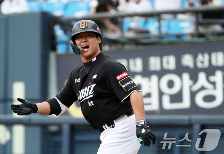 3일 오후 서울 송파구 잠실야구장에서 열린 프로야구 '2024 신한 SOL 뱅크 KBO리그' KT 위즈와 두산 베어스의 포스트시즌 와일드카드 결정전 2차전, 6회초 KT 공격 1사 3루 상황에서 강백호가 1타점 적시타를 터트린 후 포효하고 있다. 2024.10.3/뉴스1 ⓒ News1 오대일 기자