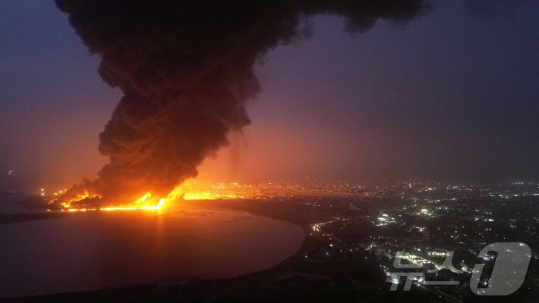 이스라엘군은 지난 7월 예멘의 친이란 후티 반군이 통치하는 항구도시 호데이다를 공습했다. 사진은 이스라엘군 공습으로 불타는 호데이다의 정유시설.  (사진은 기사 내용과 무관함) / 뉴스1 ⓒ News1 2024.07.20/ ⓒ 로이터=뉴스1 ⓒ News1 박재하 기자