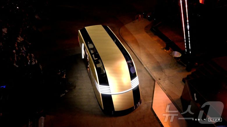 10일(현지시간) 테슬라가 미국 캘리포니아주 로스앤젤레스에서 공개한 자율주행차량 '로보밴'.(사진은 테슬라 영상 갈무리) 2024.10.10 ⓒ 로이터=뉴스1 ⓒ News1 김지완 기자