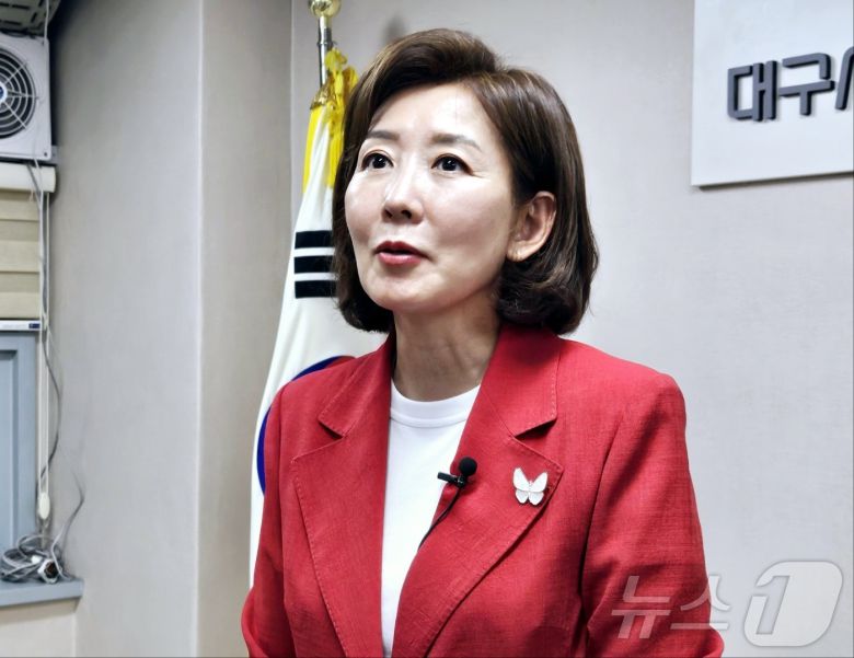 나경원 국민의힘 의원. 사진은 전당대회 당시 대구 서문시장을 방문해 취재진 질문에 답하고 있는 모습이다. 2024.7.22/뉴스1 ⓒ News1 DB