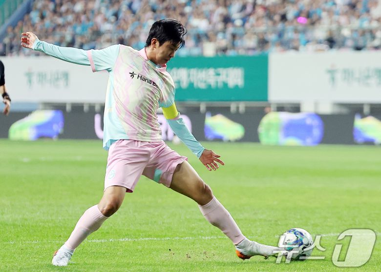 12일 오후 대전 유성구 노은동 대전월드컵경기장에서 열린 하나은행 자선축구대회 팀 히어로와 팀 기성용의 경기, 전반 팀 히어로 임영웅이 동료의 패스를 잡기 위해 발을 뻗고 있다. ⓒ News1 김진환 기자