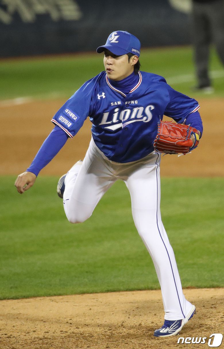 10일 오후 서울 잠실야구장에서 열린 '2021 신한은행 SOL KBO리그' 플레이오프 2차전 삼성 라이온즈와 두산 베어스의 경기에서 삼성 원태인이 역투하고 있다. 2021.11.10/뉴스1 ⓒ News1 임세영 기자