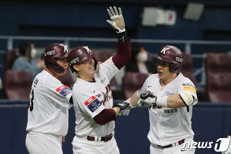 16일 오후 서울 구로구 고척스카이돔에서 열린 '2021 프로야구 신한은행 SOL KBL리그' 한화 이글스와 키움 히어로즈의 경기 7회말 1사 주자 1,3루 상황에서 3점 홈런을 친 키움 박동원이 동료 선수들의 축하를 받고 있다. 2021.5.16/뉴스1 ⓒ News1 황기선 기자