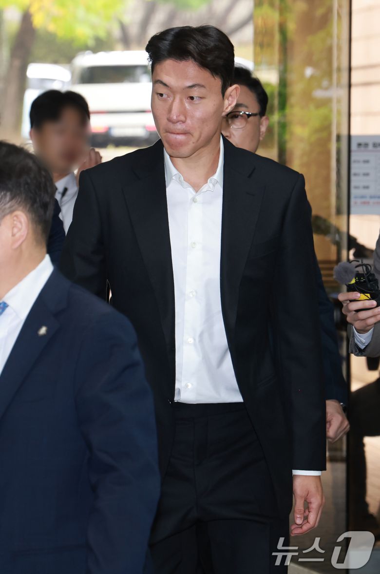 불법 촬영 혐의를 받고 있는 축구선수 황의조(32)가 16일 서울 서초구 서울중앙지법에서 열린 성폭력 범죄의 처벌 등에 관한 특례법 위반(카메라 등 이용 촬영) 혐의 1심 1차공판에 출석하고 있다. (공동취재) 2024.10.16/뉴스1 ⓒ News1 임세영 기자